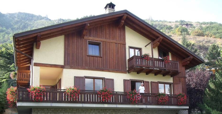 Entire apartment, Apartment 'Pelòt-de La Masse' with Mountain View, Private Garden and Wi-Fi in Comune di Sarre, Wallisian Alps