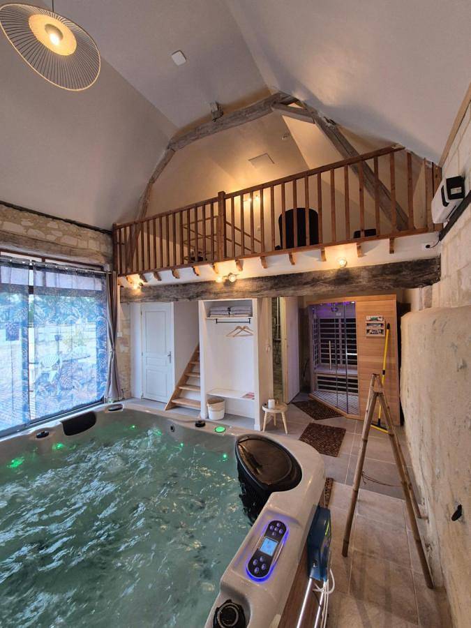 Location de vacances pour 2 personnes, avec Terrasse et Jacuzzi ainsi que Jardin et Sauna à Nouans-les-Fontaines