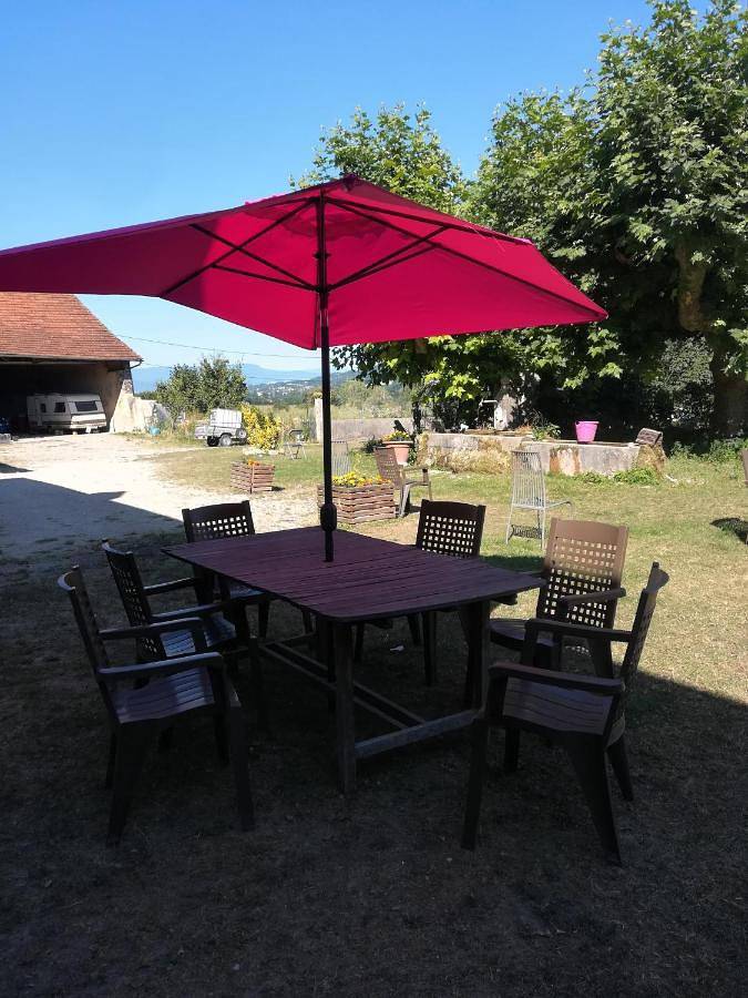 Location de vacances pour 2 personnes, avec jardin ainsi que terrasse et vue dans Chélieu
