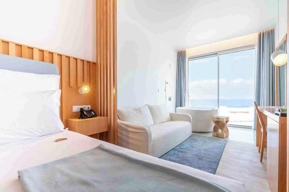 Elegant Ocean-View Room Perfect for Both Relaxation and Adventure Seekers in Porto Moniz, Madeira