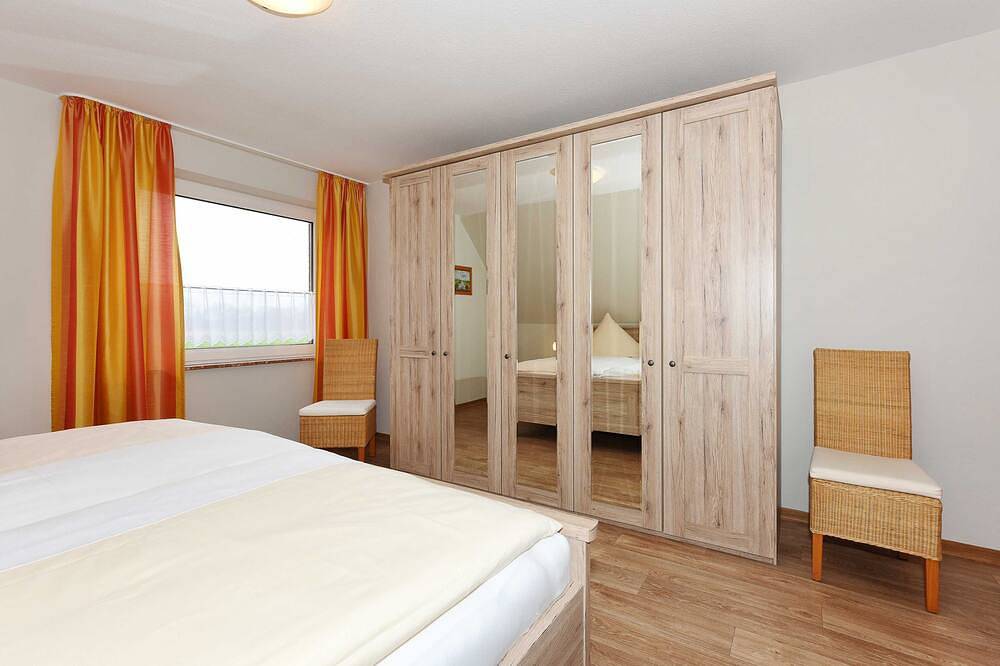 Ganze Wohnung, Ferienwohnung Wiesenblick im Landhaus am Grafthof - Ferienwohnung Wiesenblick in Neuharlingersiel, Landkreis Wittmund