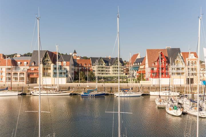 Ferienwohnung für 6 Personen, mit Balkon und Pool, kinderfreundlich in Deauville