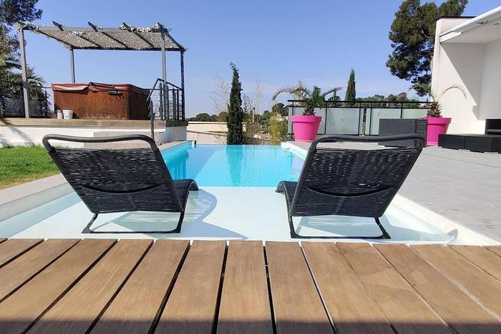 Appartement de vacances pour 3 personnes, avec Jacuzzi et Terrasse ainsi que Jardin et Piscine