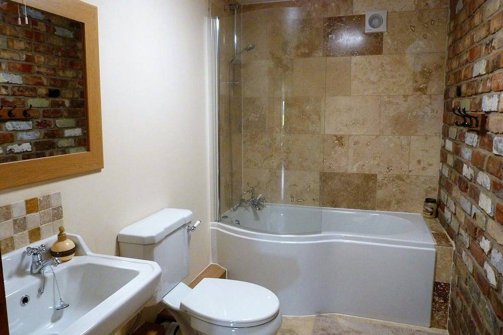 Barley Edge, Beautiful Barn Conversion, Sleeps 10, Grounds overlook Hornsea Mere in Hornsea, East Riding of Yorkshire