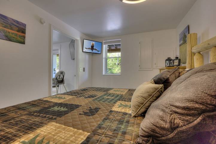 Vacation rental for 8 people, with hot tub and terrace as well as yard in Sevierville