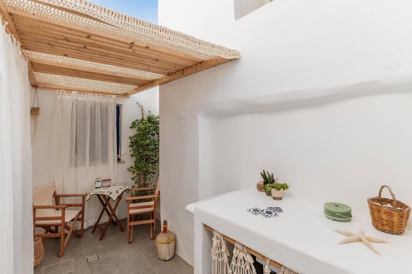 Entire studio, Studio Apartment "Lithos" with Private Terrace & Wi-Fi in Kostos, Paros