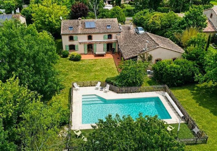 Location de vacances pour 13 personnes, avec Terrasse et Jardin ainsi que Piscine et Vue dans Belberaud