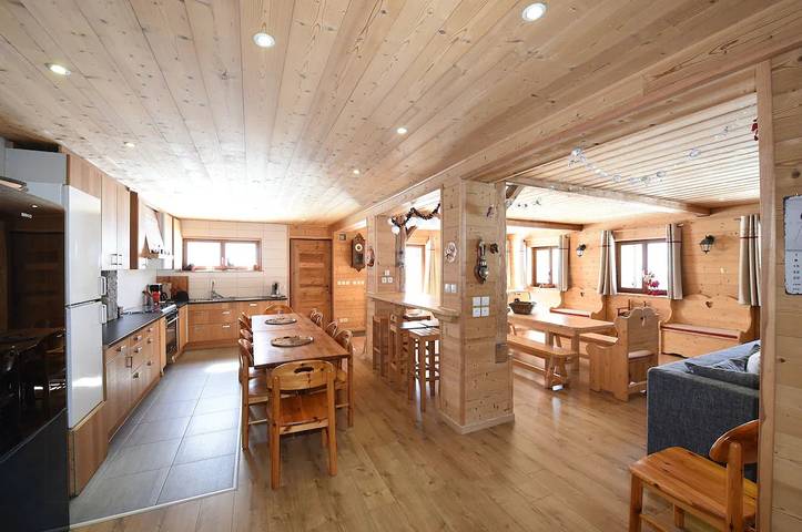 Renoviertes Chalet direkt an den Pisten mit Whirlpool in Mieussy, Region Bonneville