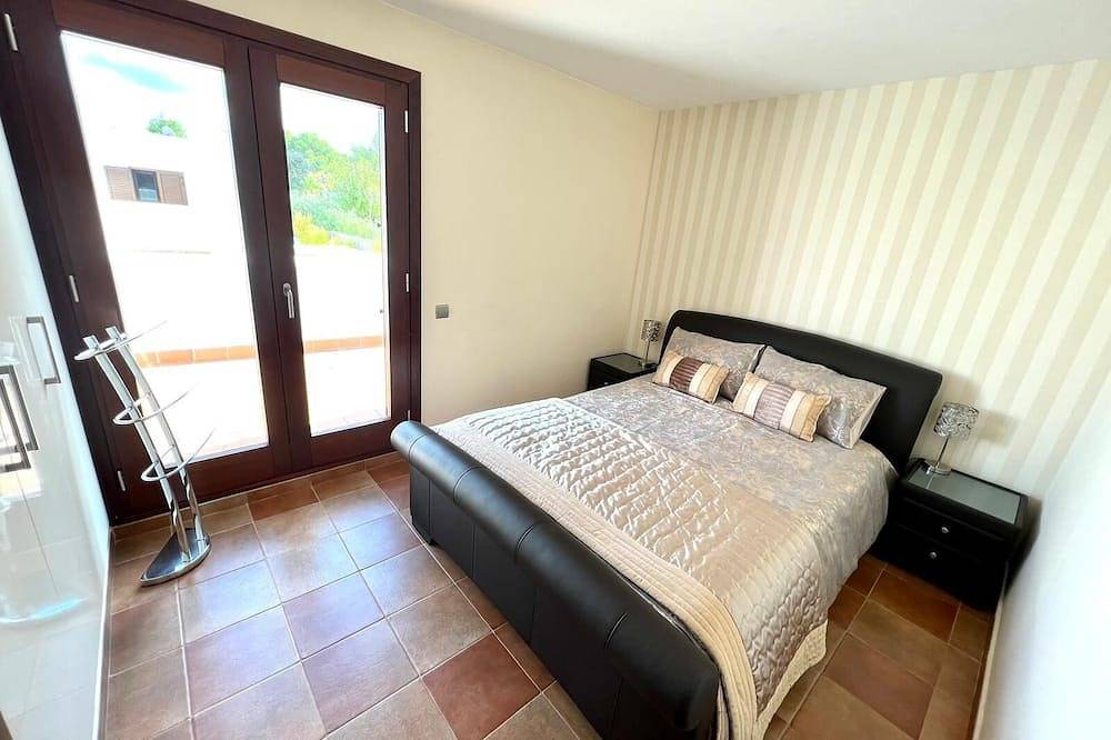 4 bedroom villa, 3 bath with private pool, sea view and enclosed gardens. in Ocean Beach Ibiza, Sant Josep de sa Talaia