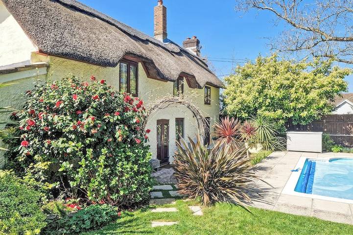 Cottage for 8 people, with garden and pool, with pets in New Forest