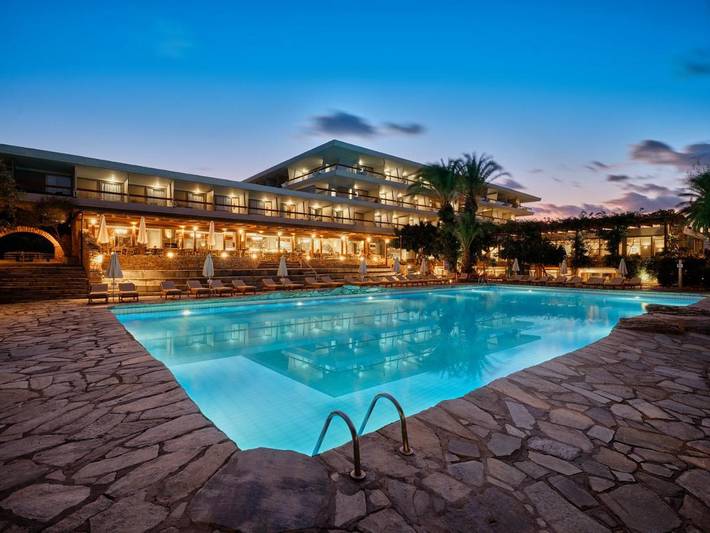 Station pour 3 personnes, avec Balcon et Terrasse ainsi que Jardin et Piscine dans Sitía