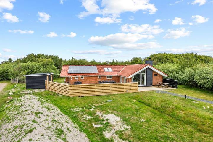 Ferienhaus für 9 Personen, mit Balkon/Terrasse und Whirlpool sowie Pool und Sauna