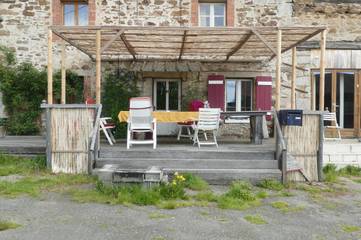 Gîte pour 6 personnes, avec jardin ainsi que terrasse et vue à Bujaleuf
