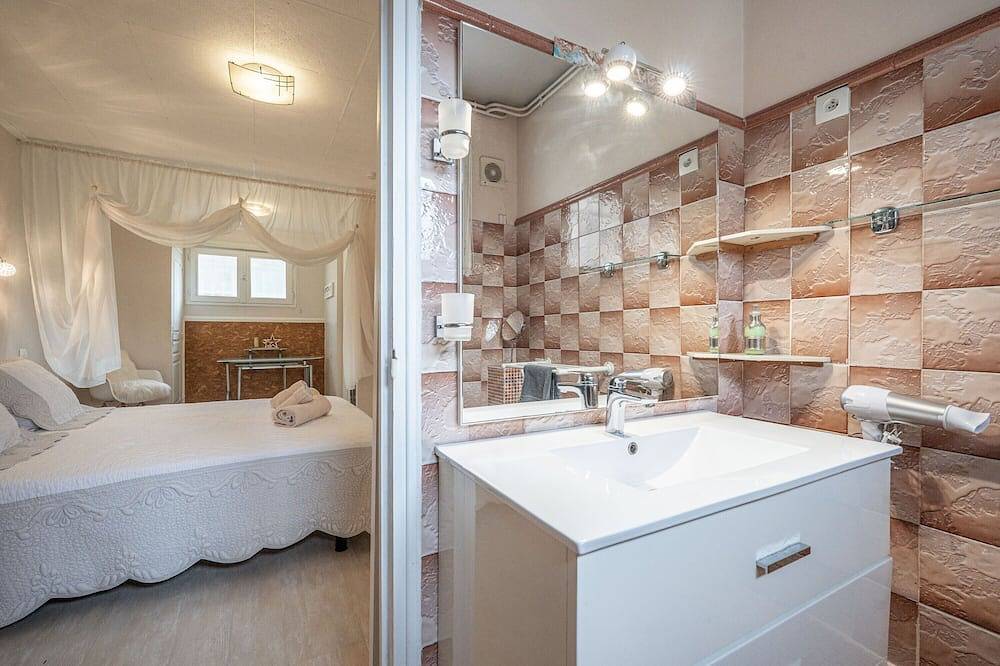 Entire apartment, Le Clos des Pradals - Gîte Champagne: Mountain View, Veranda & Wi-Fi in Banat, Tarascon-sur-Ariège