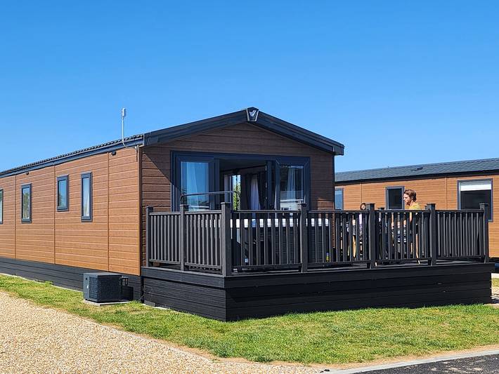 Caravan for 6 people, with hot tub and pool as well as garden in Hampshire