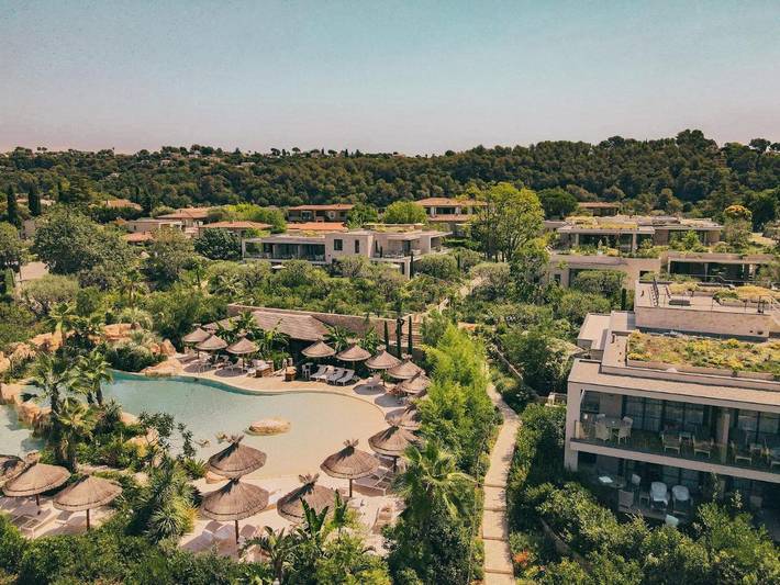 Hôtel pour 4 personnes, avec sauna et jacuzzi ainsi que piscine et jardin