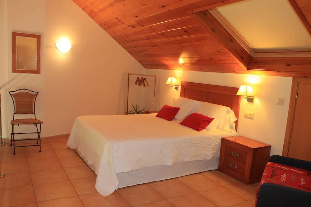 Entire apartment, Duplex Playa de Rons - Less than 50 m. from the beach, with pool and garden in O Grove, Rías Baixas