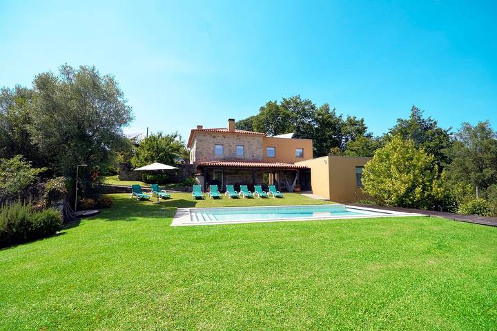 Casa de vacaciones para 10 personas, con Balcón y Terraza además de Jardín y Piscina en Tomiño