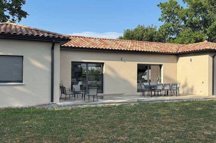 Location de vacances pour 8 personnes à Saint-Julien-du-Serre