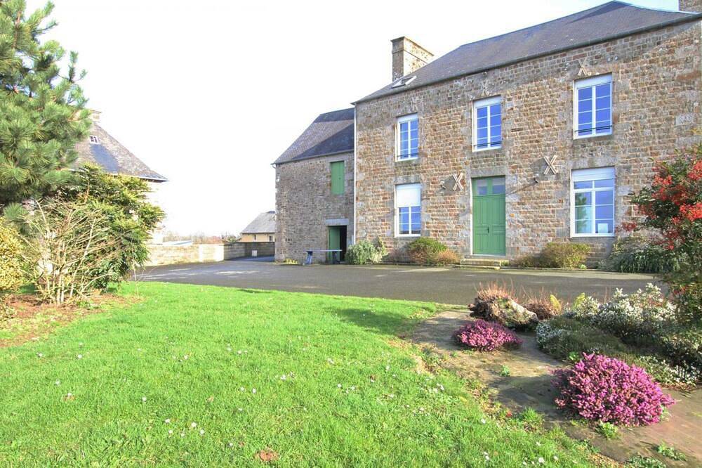 Casa independiente con vistas al Mont St-Michel, jardín privado, y todas las comodidades para familias y amigos. in Isigny-le-Buat, Avranches region