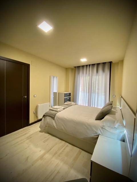 Apartamento para 4 personas, con jardín y piscina en Arenas de San Pedro