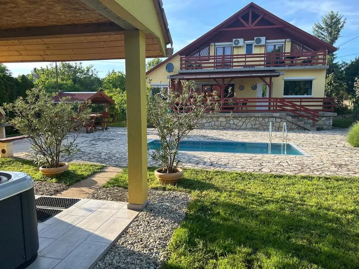 Casa de vacaciones para 8 personas, con jacuzzi y jardín además de piscina y sauna - 1