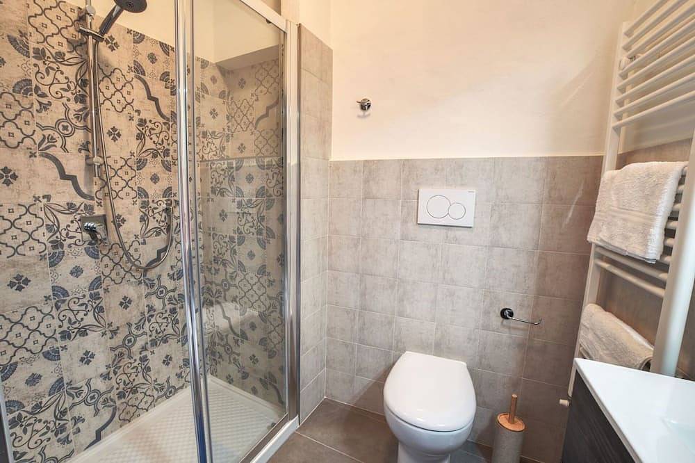 Entire apartment, Cosy apartment for 6 guests with Wifi, Tv, terrace, pets allowed and parking in Comune di Arona, Lago Maggiore (Piemonte)
