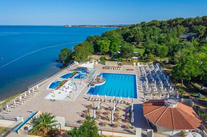 Camping pour 6 personnes, avec Terrasse ainsi que Bassin pour enfant et Piscine dans Lanterna