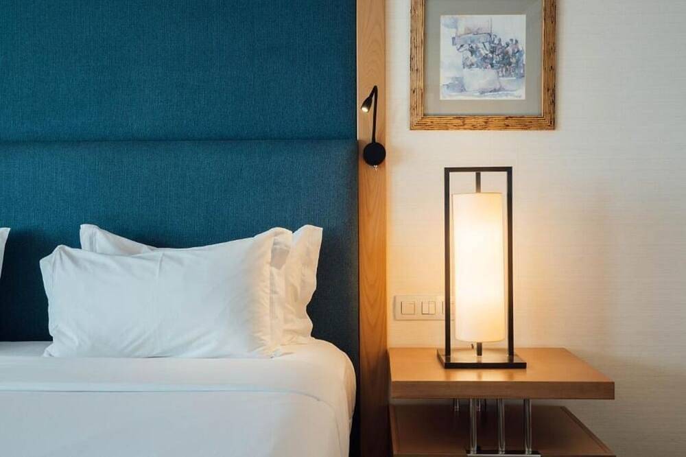 Serene Room w/ Balcony Overlooking California Beach’s Golden Sands in Praia da Califórnia, Sesimbra