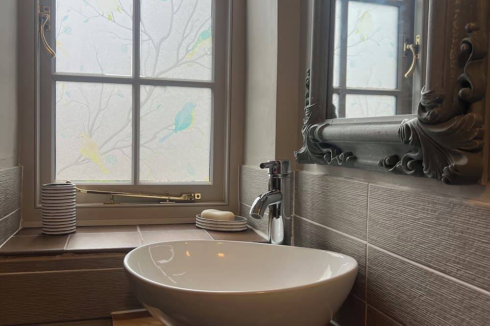 Jollyboat, Cottage Holidays Blakeney. Centrally positioned Coastal bolthole. in Blakeney, Norfolk Coast