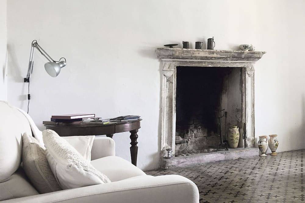 Cascina vegetación histórico de Monferrato. in Portacomaro, Provincia d'Asti