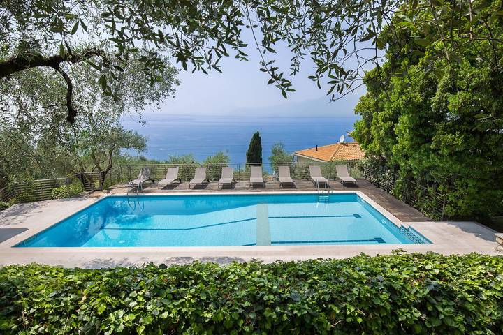 Villa für 12 Personen, mit Garten und Terrasse sowie Seeblick, mit Haustier in Torri del Benaco