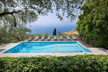 Villa für 12 Personen, mit Terrasse und Whirlpool sowie Garten, mit Haustier in Torri del Benaco
