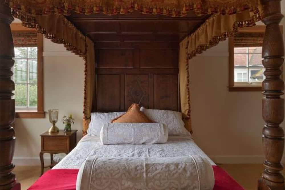 Bentinckhouse - sleeps 10 guests  in 3 bedrooms in Troon, Firth Of Clyde