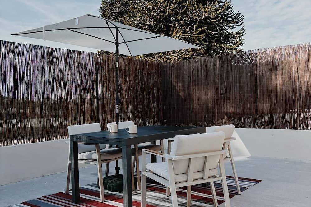 Ganze Wohnung, Newly renovated apartment in beautiful farmhouse with south-facing terrace. Pets allowed in Merlevenez, Côte des Mégalithes