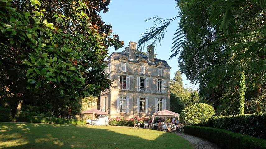 Location de vacances pour 5 personnes, avec jardin ainsi que piscine et vue à Langoiran