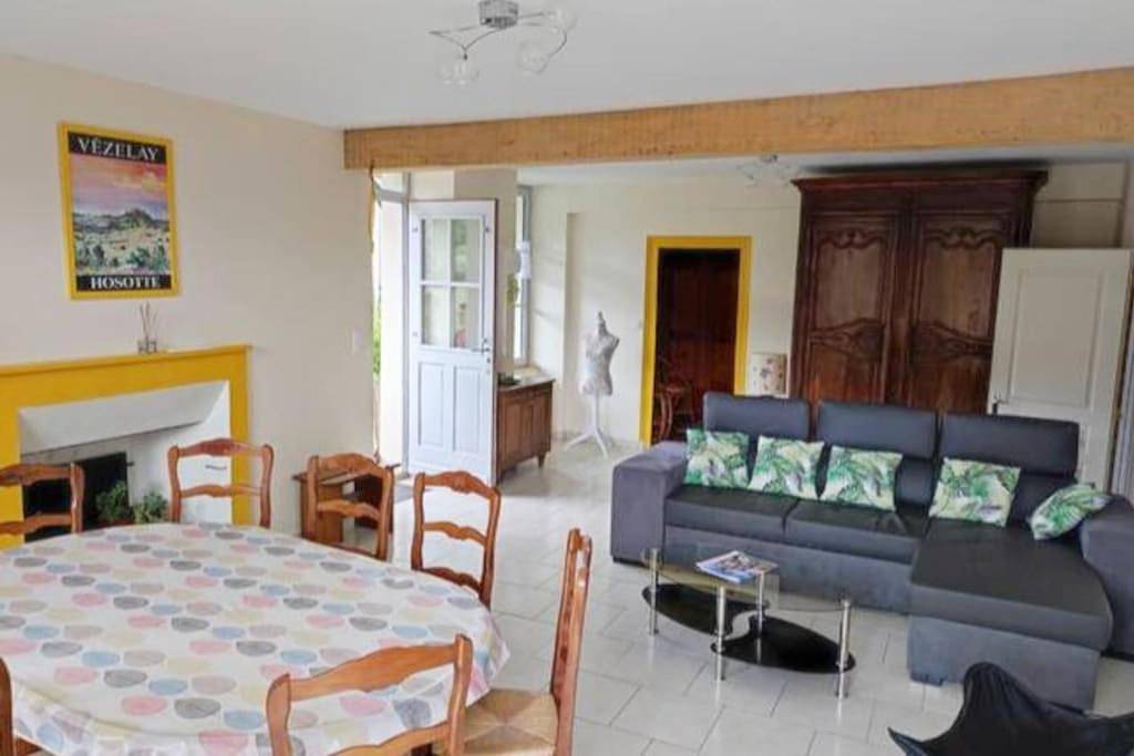 Four-Bedroom House in Domecy-sur-le-Vault, Parc naturel régional du Morvan