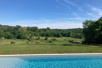 Gîte pour 10 personnes, avec jardin à Église-Neuve-d'Issac