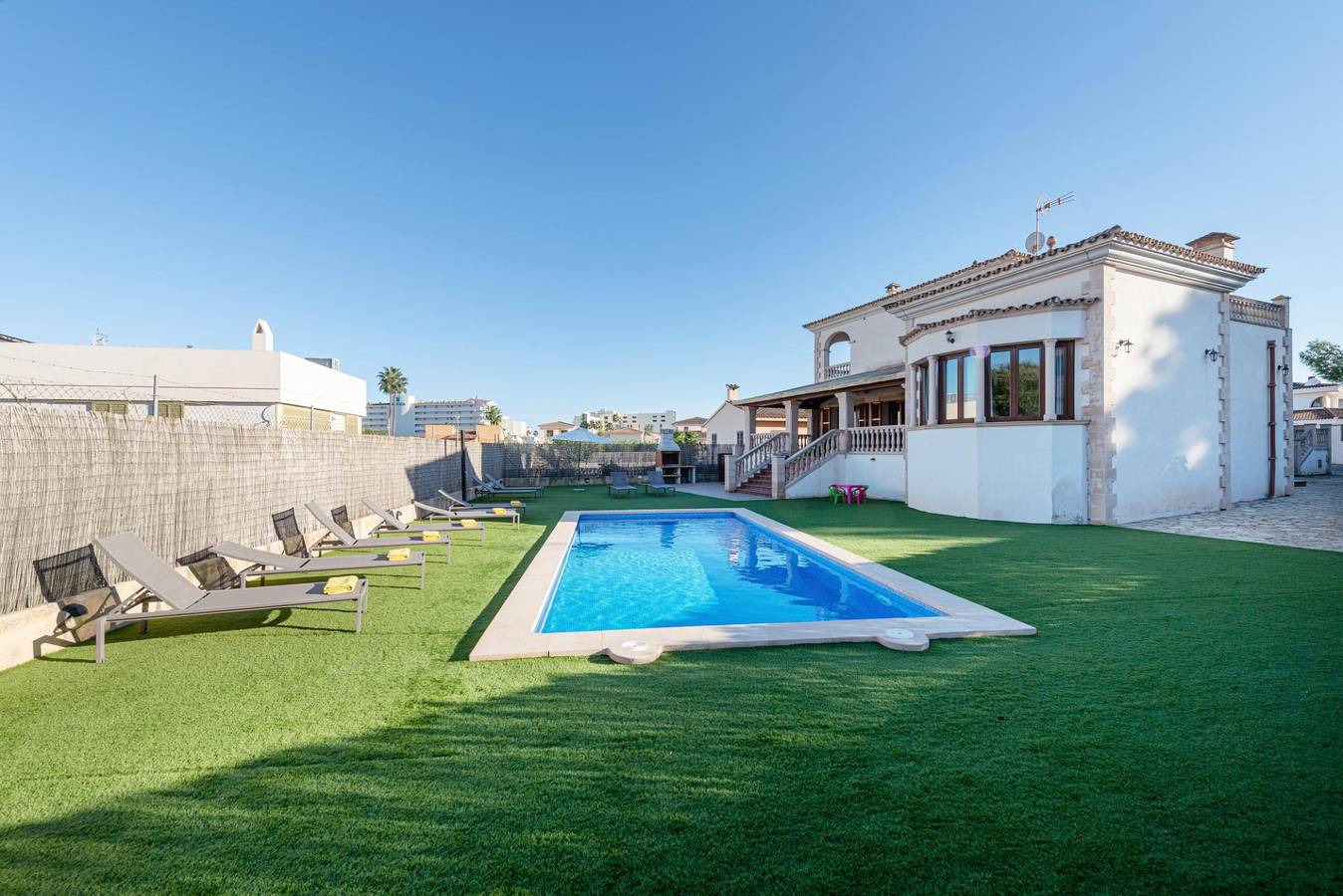 Villa Oasis con piscina a 2,5 km de la playa de Cala Morlanda in Sa Coma, San Lorenzo de Cardessar