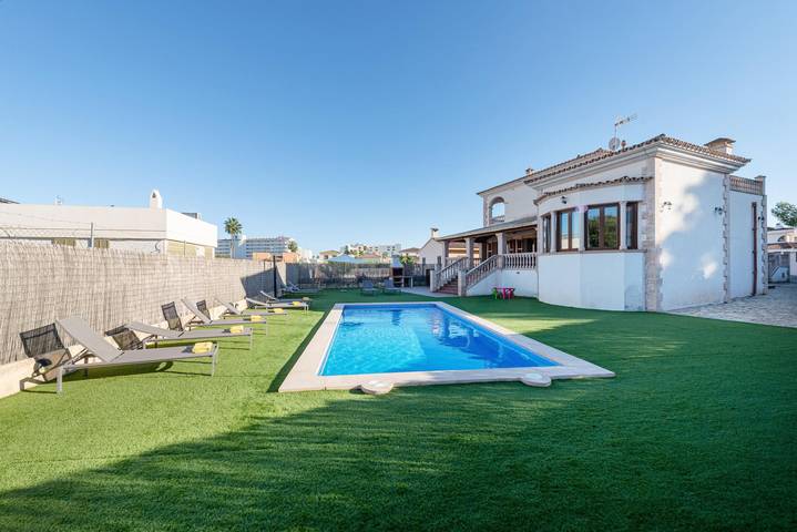 Villa for 10 people, with pool and balcony/terrace - 1