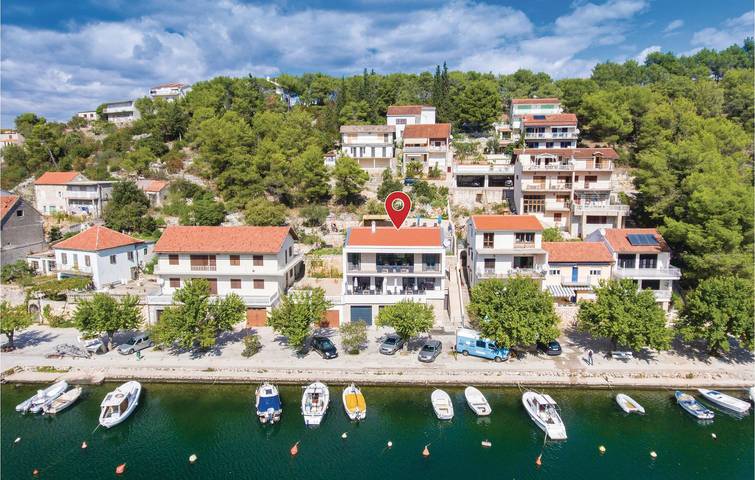 Charmantes 2-Zimmer-Apartment mit Pool und Terrasse in der Nähe des Flusses Krka in Raslina, Šibenik-Knin