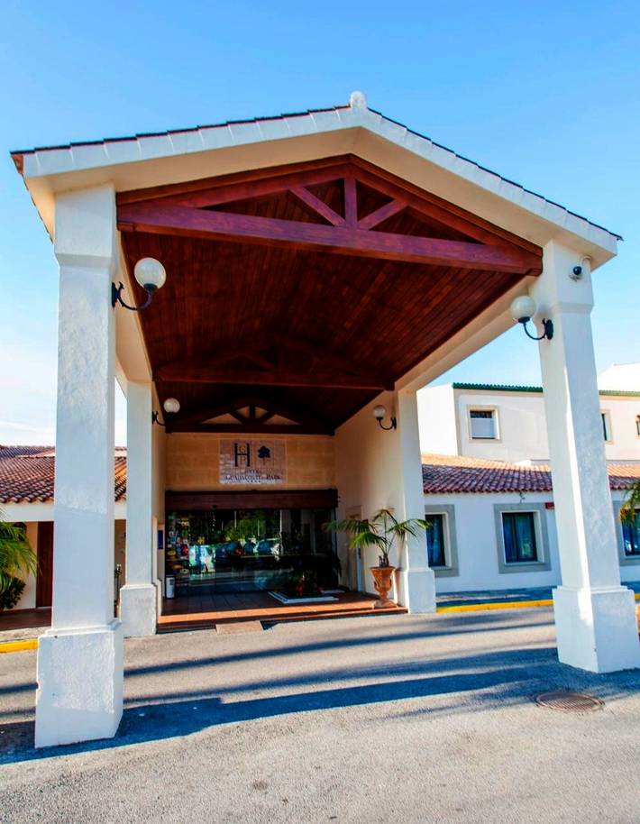 Hôtel pour 3 personnes, avec Terrasse et Jardin ainsi que Piscine et Sauna à Los Barrios