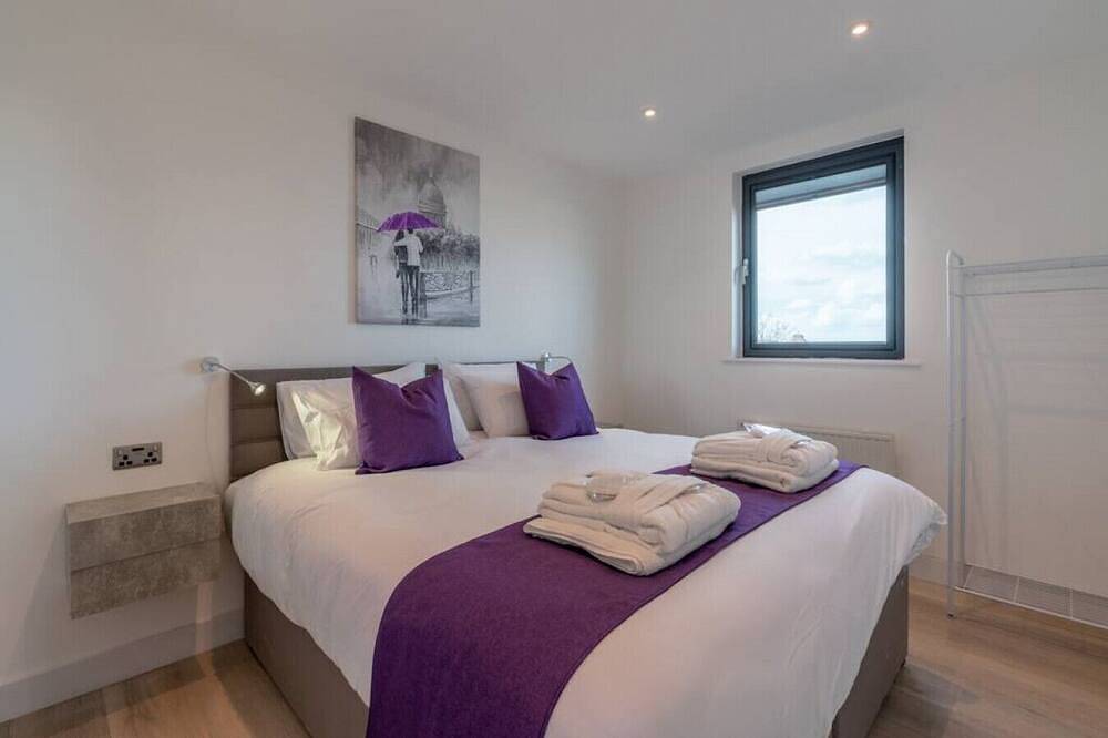 Entire apartment, Town Centre Penthouse with Hot Tub  22 in Cheltenham, Gloucestershire