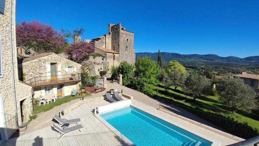 Location de vacances pour 2 personnes, avec jardin et terrasse ainsi que piscine et vue à Grambois - 2