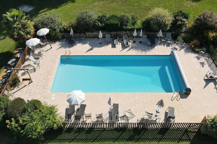 Gîte pour 4 personnes, avec Terrasse ainsi que Jardin et Piscine