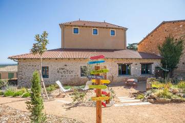 Maison d’hôte pour 2 personnes, avec jardin ainsi que vue et terrasse à Solutré-Pouilly