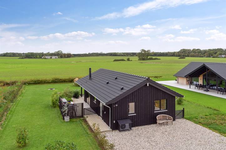 Ferieudlejning for 5 personer, med jacuzzi og terrasse såvel som have og sauna i Saksild