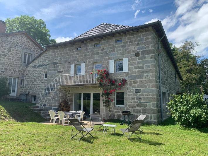 Location de vacances pour 8 personnes, avec vue ainsi que terrasse et jardin à Saint-Jeures