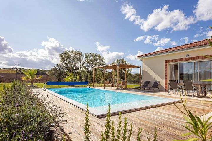 Location de vacances pour 8 personnes, avec terrasse ainsi que vue et piscine à Tarabel