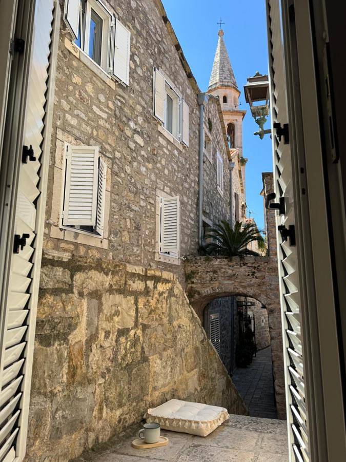 Ferienwohnung für 3 Personen, mit Terrasse und Ausblick in Budva